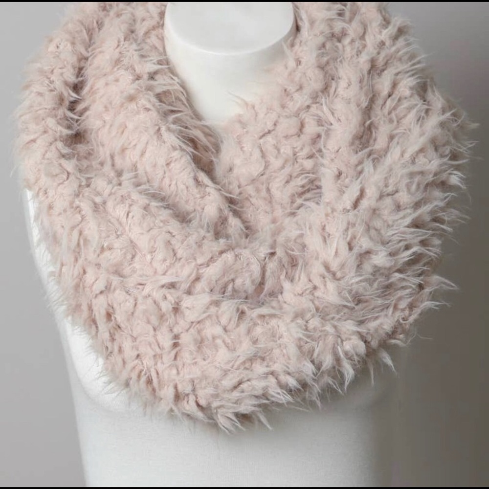 Shaggy faux fur infinity scarf | Blush